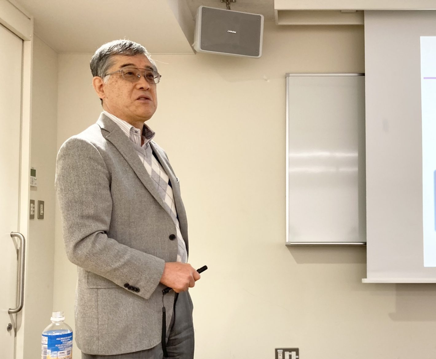 Prof. Yamashita Masahiro gave a lecture at UT